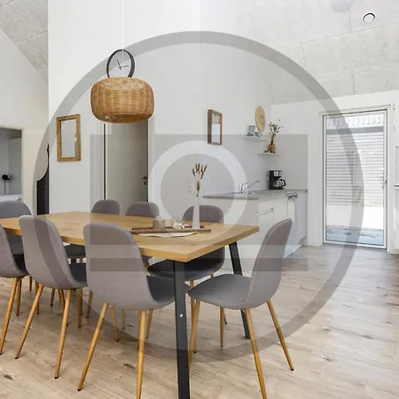 4 Bedroom Amazing In Glesborg