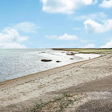 4 Bedroom Amazing In Holiday home