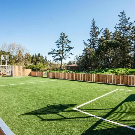 4 Bedroom Amazing In Holiday home